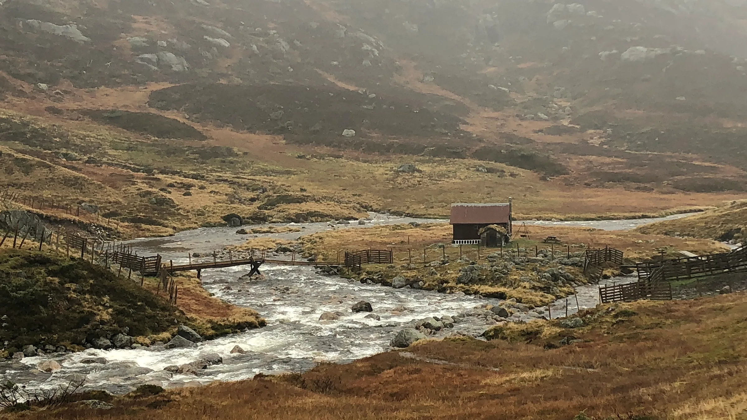 Åpent fjellandskap med en sti som fortsetter ut av bildet.